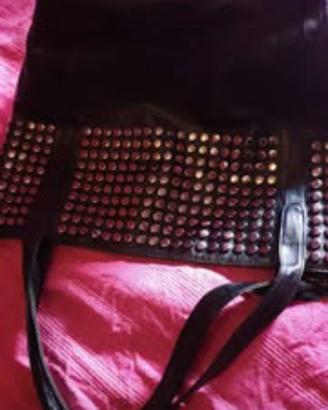 borsa nera con borchie 