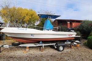 Barca a motore open Triakis con motore 200 hp 2t