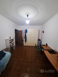 Ampia stanza singola con balcone