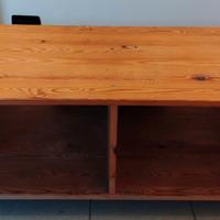 Semplice mobiletto basso in legno