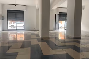 Locale Commerciale con due vetrine