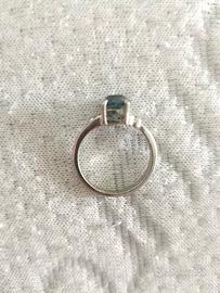 anello in argento con pietra preziosa