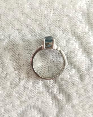 anello in argento con pietra preziosa