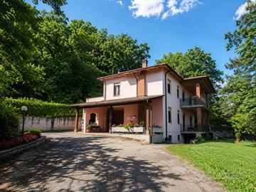 Villa di 240 m² con più di 5 locali e box auto dop