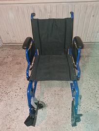 carrozzina pieghevole per anziani o disabili