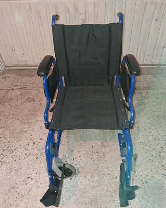 carrozzina pieghevole per anziani o disabili