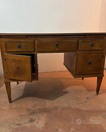 Scrittoio da centro del 700