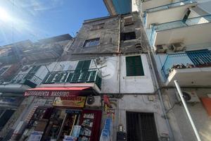 2 LOCALI A NAPOLI