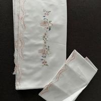 Set lettino lenzuolo federa ricamo cesto di fiori