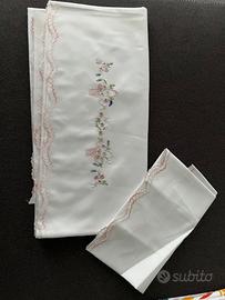 Set lettino lenzuolo federa ricamo cesto di fiori