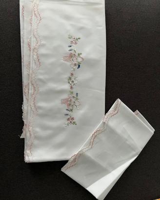Set lettino lenzuolo federa ricamo cesto di fiori