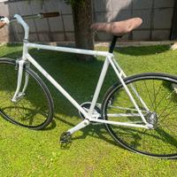 Bicicletta in acciaio scatto fisso o normale