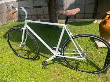 Bicicletta in acciaio scatto fisso o normale