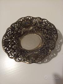 Cestino intagliato in metallo 