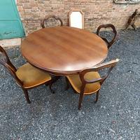 tavolo allungabile in legno e 4 sedie 