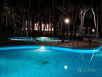 Fronte al mare con piscine parco e parcheggio