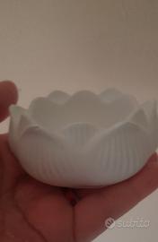 vasetto  in gesso a forma di fiore