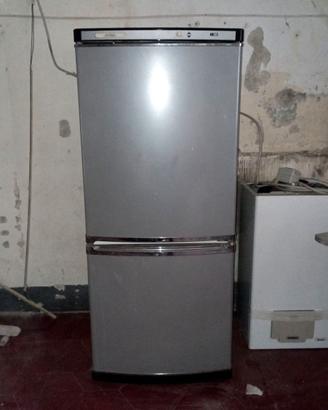 Frigorifero con scomparto congelatore