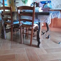 vetrina cristalliera tavolo e divano 