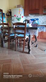 vetrina cristalliera tavolo e divano 