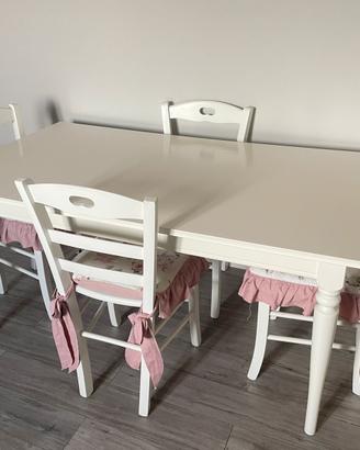 Tavolo e sedie bianche elegante shabby