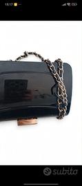 Borsetta nera lucida con catena oro 35€