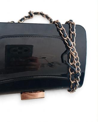 Borsetta nera lucida con catena oro 35€