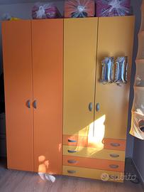 Armadio, letto, lampadario per cameretta