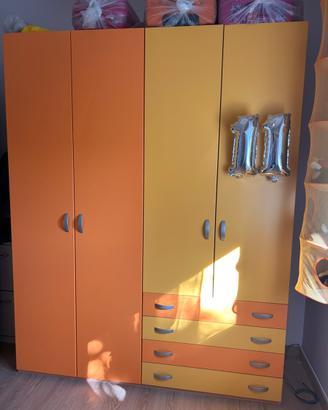 Armadio, letto, lampadario per cameretta