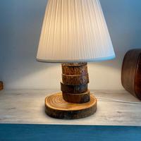 Lampada a lavorazione artigianale in legno