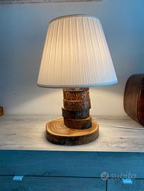 Lampada a lavorazione artigianale in legno