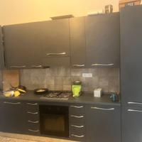 Cucina compresa di elettrodomestici.