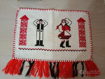 Vecchio ricamo a mano punto e croce tradizionale