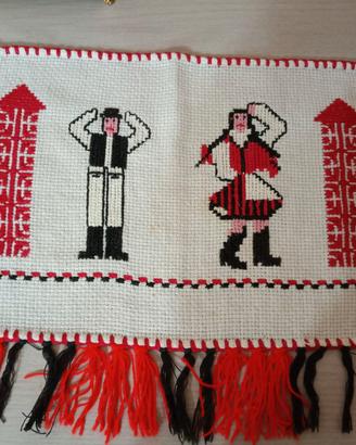 Vecchio ricamo a mano punto e croce tradizionale