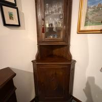 Angoliera in legno con vetrina
