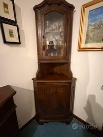 Angoliera in legno con vetrina