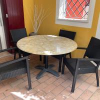 Tavolo e sedie da giardino