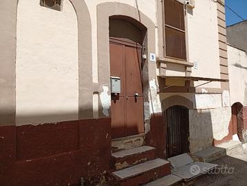 Palazzina d'epoca con scantinato e lastrico solare