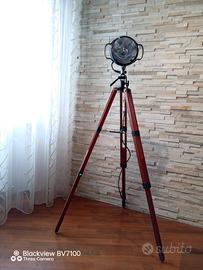 lampada da campo o navale  su treppiedi 