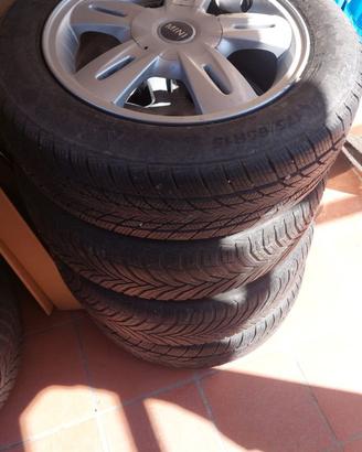 4 Pneumatici 175/65R15 su cerchi in lega Mini R 52