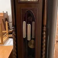 Orologio a pendolo a colonna in noce