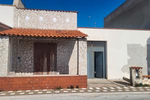 Terreno con base in cemento. 