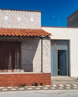 Terreno con base in cemento. 