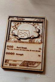 Carta Pokemon in legno di Snorlax