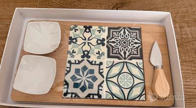 Set tagliere con ciotole e coltello