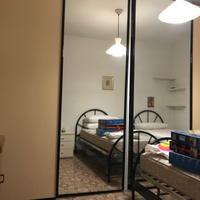 Armadio scorrevole e letti in metallo verniciato