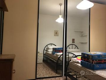 Armadio scorrevole e letti in metallo verniciato