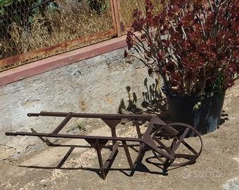 Cariola antica in ferro battuto.