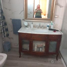 mobile bagno antico con specchio