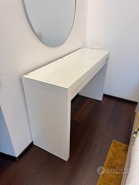 Scrivania piccola con specchio